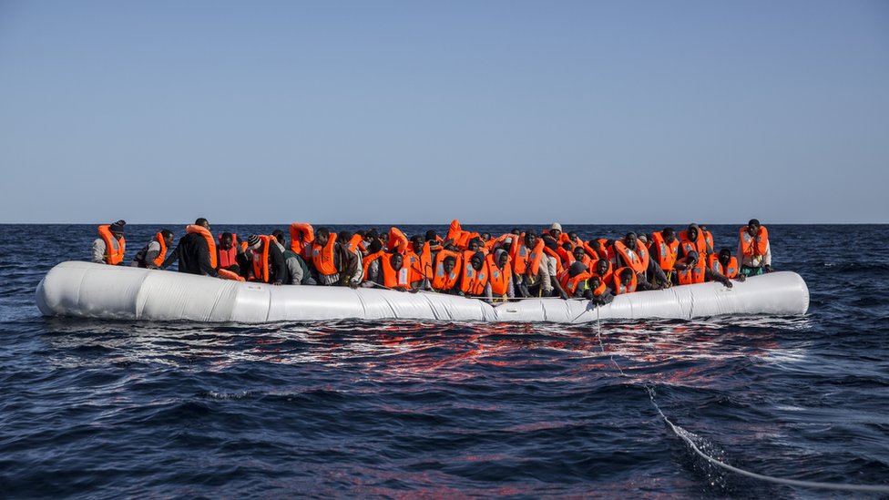 قارب يحمل عشرات المهاجرين في المتوسط