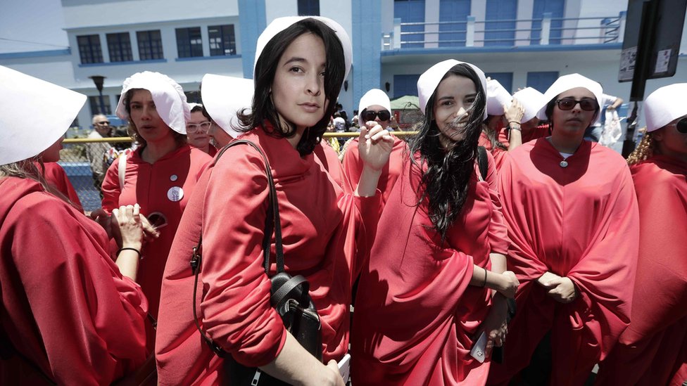 Mujeres vestidas como los personajes de The Hanmaid Tale durante la campaña presidencial de Costa Rica.
