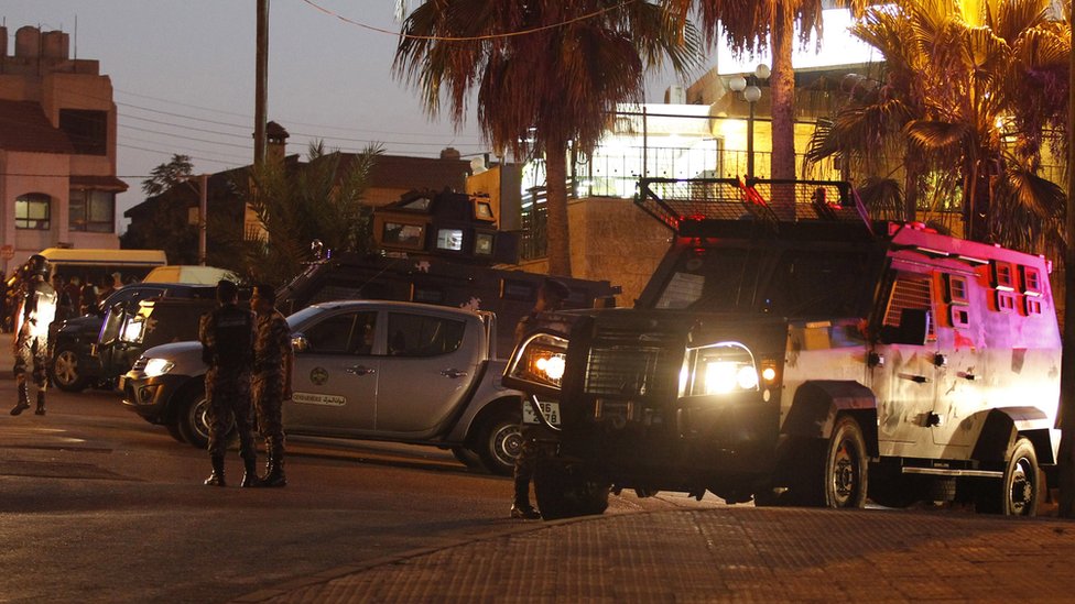 سيارات الأمن أمام السفارة الإسرائيلية في عمان