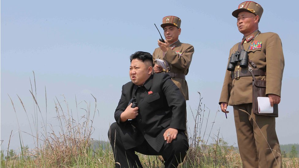 الزعيم الكوري الشمالي كيم جونغ أون واثنين من قادة الجيش