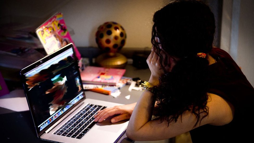 Notanish ogzaki jinsiy aloqa fotosuratini berdi Katta yoshdagi ayollar