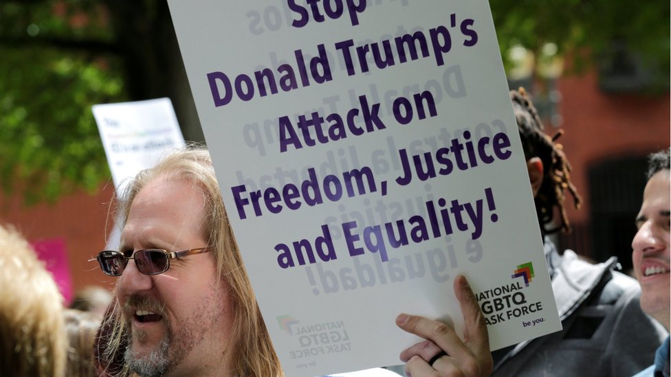 Manifestante en contra de Trump