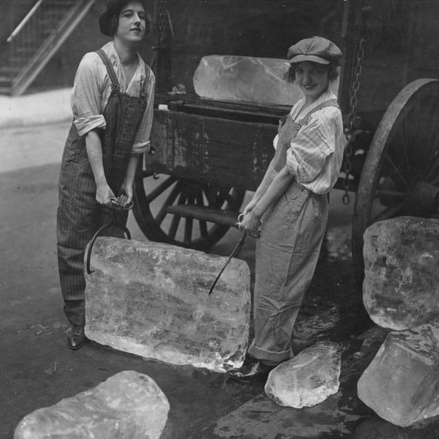 Chicas repartiendo hielo durante la Primera Guerra Mundial.
