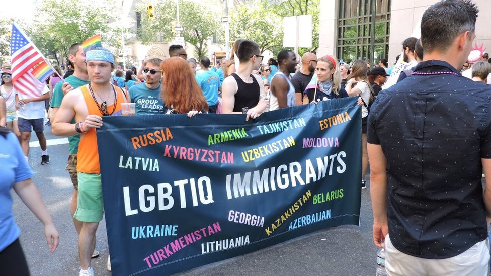 Tuzli eritma bilan jinsiy porno Porno filmlarda silikon kokrak