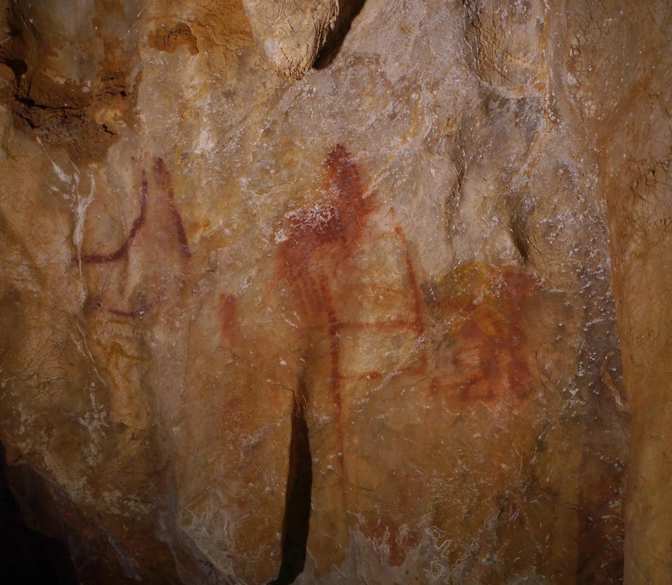 Esta pintura con forma de escalera, hecha con líneas rojas horizontales y verticales, tiene más de 64.000 años de antigüedad. (Foto: CD Standish, AWG. Pike, DL Hoffmann).