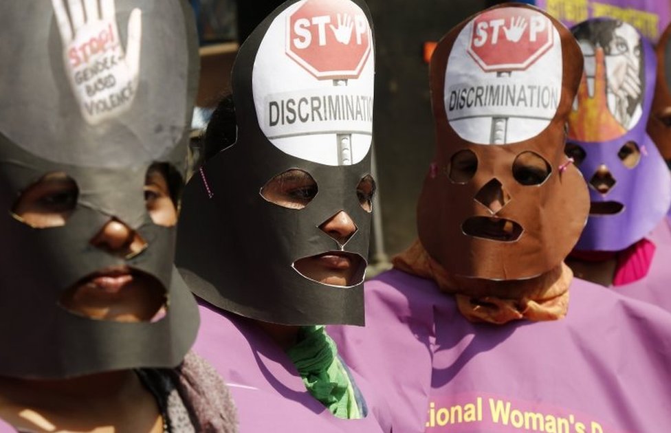 Costureras con máscaras negras en Daca, Bangladesh.
