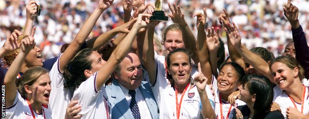 Sepp Blatter presents the women's World Cup to the United States in 1999