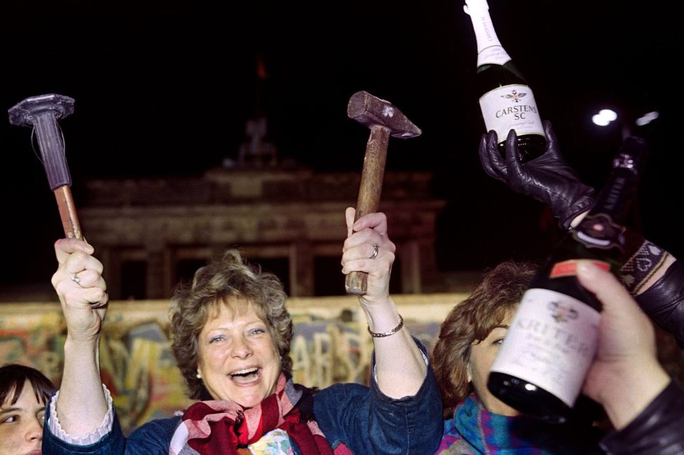 1989年11月15日，柏林人慶祝柏林牆倒塌