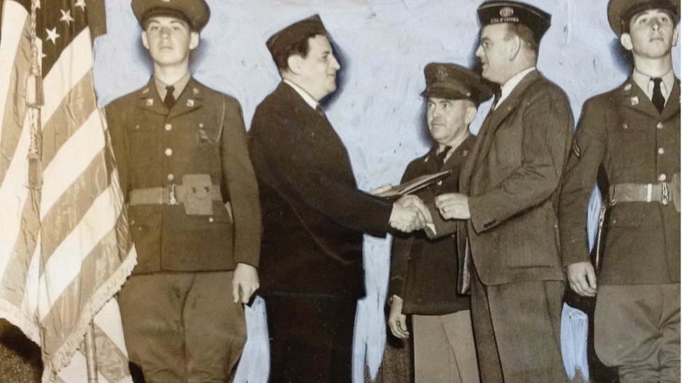 Leon Lewis recibiendo un reconocimiento de la Legión Americana (Foto: cortesía Steven Ross)