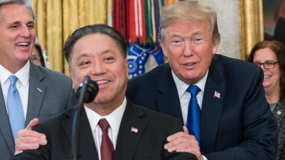 El CEO de Broadcom Hock Tan y el presidente de Estados Unidos Donald Trump