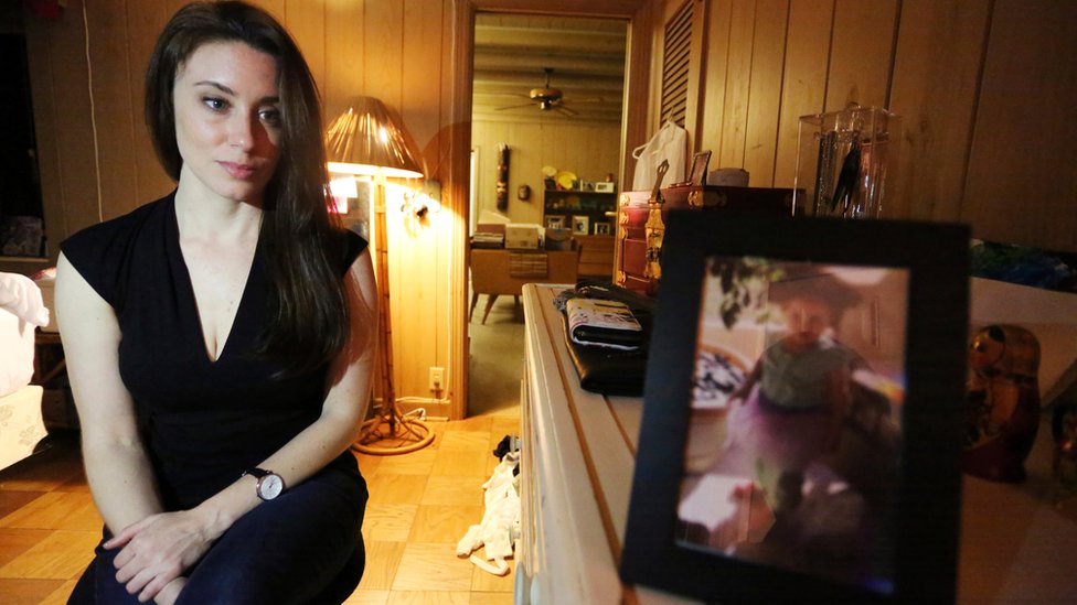 Casey Anthony en su casa junto a un retrato de su hija.