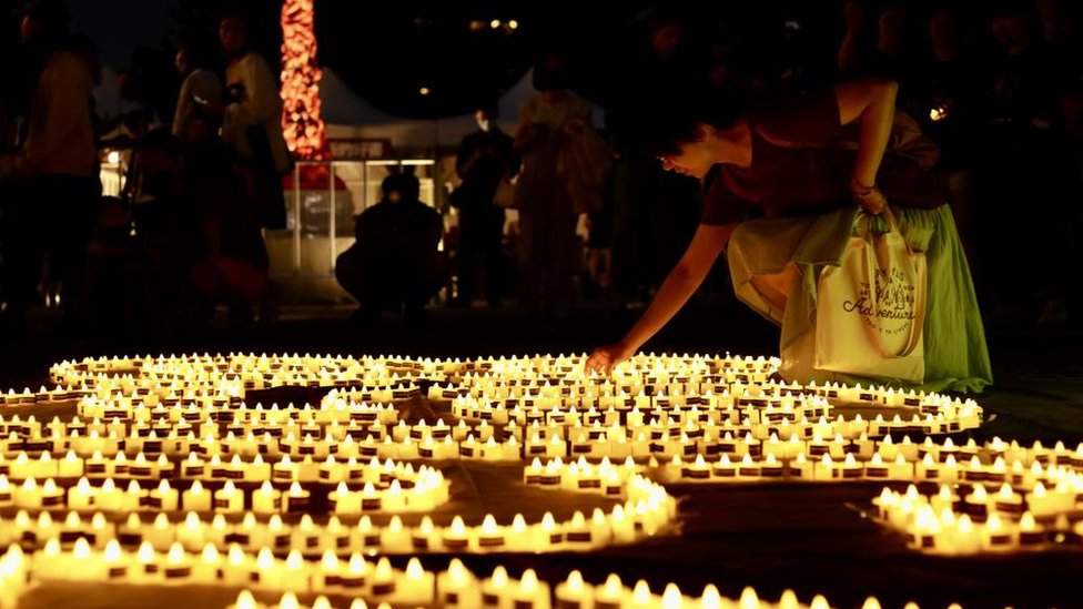 香港デモ、警察が実弾3発発砲 1人重体1人負傷 - 日本経済新聞