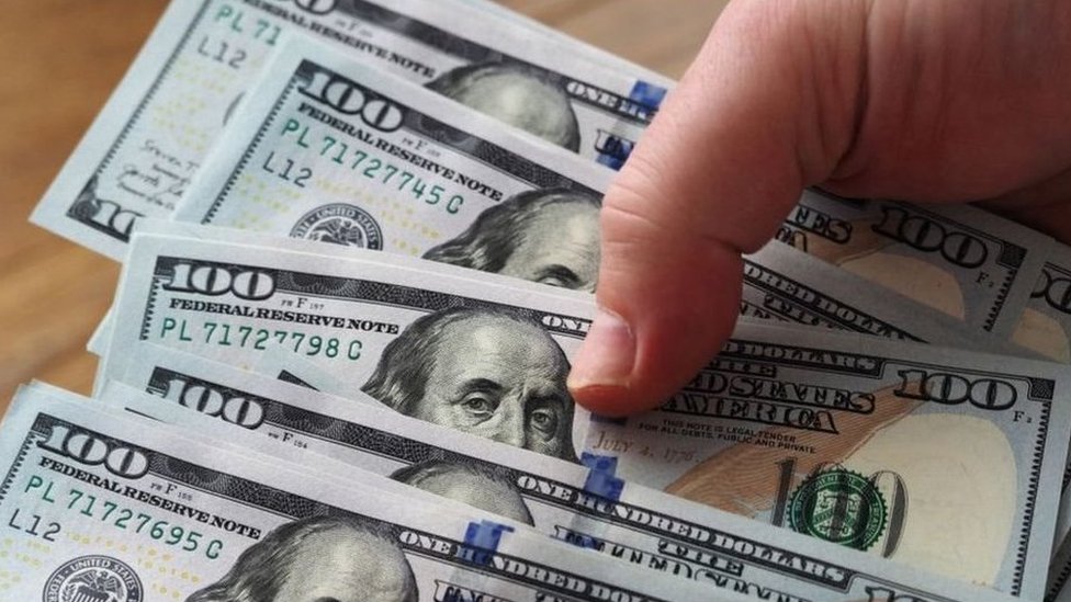 Российские власти опять хотят вытеснить доллар из экономики. Получится ли?  - BBC News Русская служба