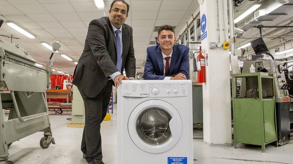 Por qué nadie había pensado en esto? El sencillo invento que puede hacer a las lavadoras más ecológicas y de transportar - BBC News Mundo
