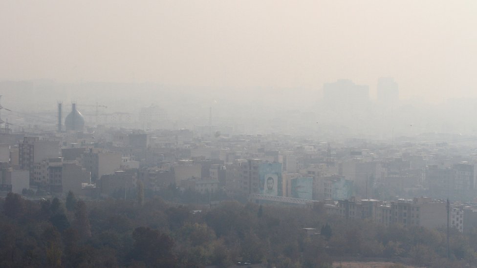 منظر طهران وقد غطاها التلوث الذي حجب الرؤية