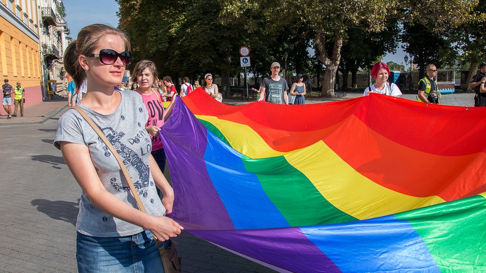 Табиғатта жалаңаштанған егде, семіз аққұбалар