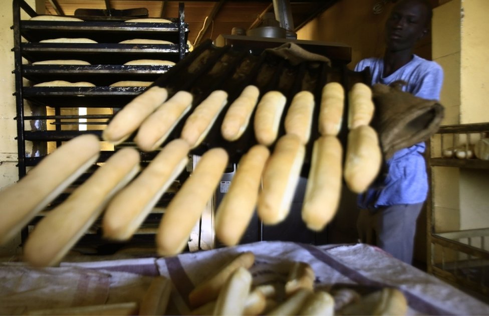 أسعار الخبز في السودان شهدت ارتفاعا كبيرا بلغ الضعفين بعدما ألغت الحكومة الدعم الذي كانت تخصصه للدقيق.