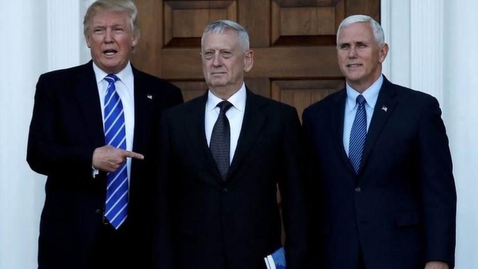 الرئيس الأمريكي المنتخب دونالد ترامب وميت رومني والجنرال المتقاعد جايمس ماتيس