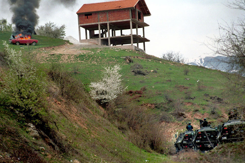 Las fuerzas de seguridad macedonias atacan a los rebeldes albanos al norte de Skopje en marzo de 2001.