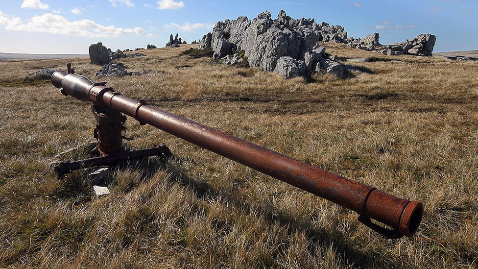 La operación psicológica también enfatizaba "la escasez de suministros militares" en las islas. Artillería argentina abandonada en las Falklands / Malvinas
