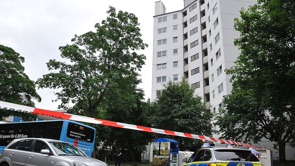Grenfell Tower fire: German flats cleared amid cladding fears