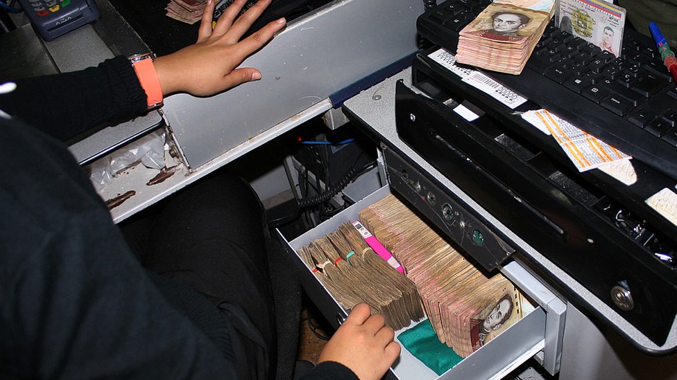 Billetes de 100 bolívares en una caja registradora
