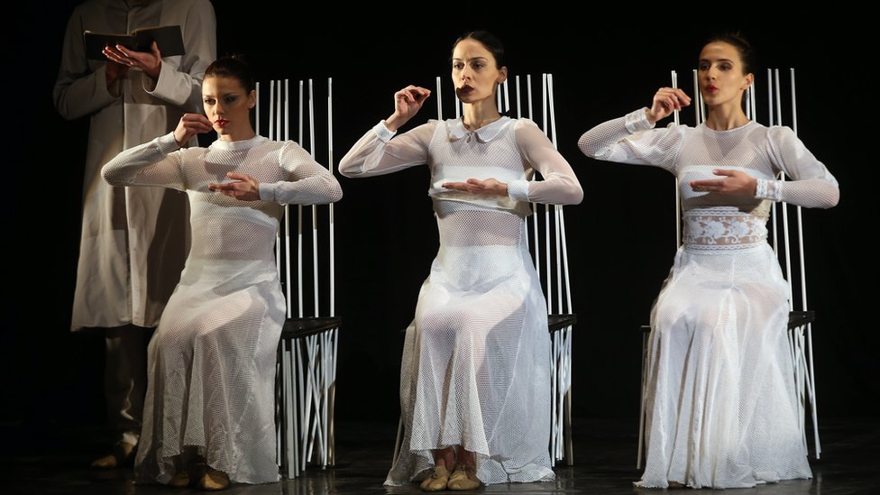 وفي اليوم ذاته، أدت ممثلات من جورجيا مسرحية الأخوات الثلاث للكاتب المسرحي الروسي أنطون تشيخوف عرضا بمدينة تونس العاصمة.