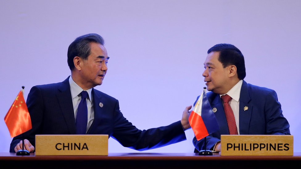 中國外長王毅與菲律賓代表在東盟會議上談話