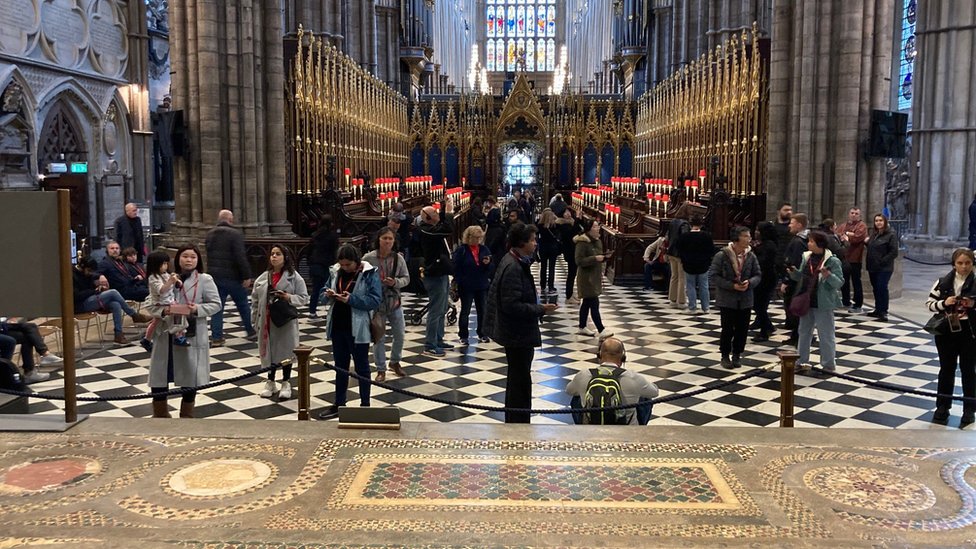 靴下で……英ウェストミンスター寺院、戴冠式の場所公開へ 13世紀の