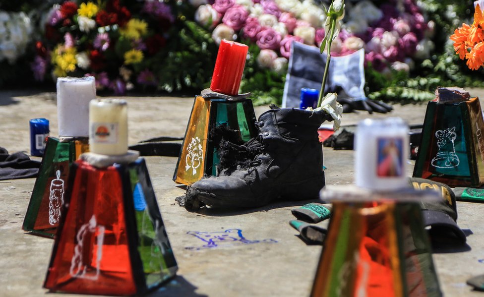 Velas en homenaje a las víctimas.