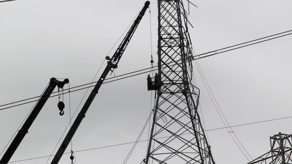 Trabajadores reconstruyen la red eléctrica de Puerto Rico