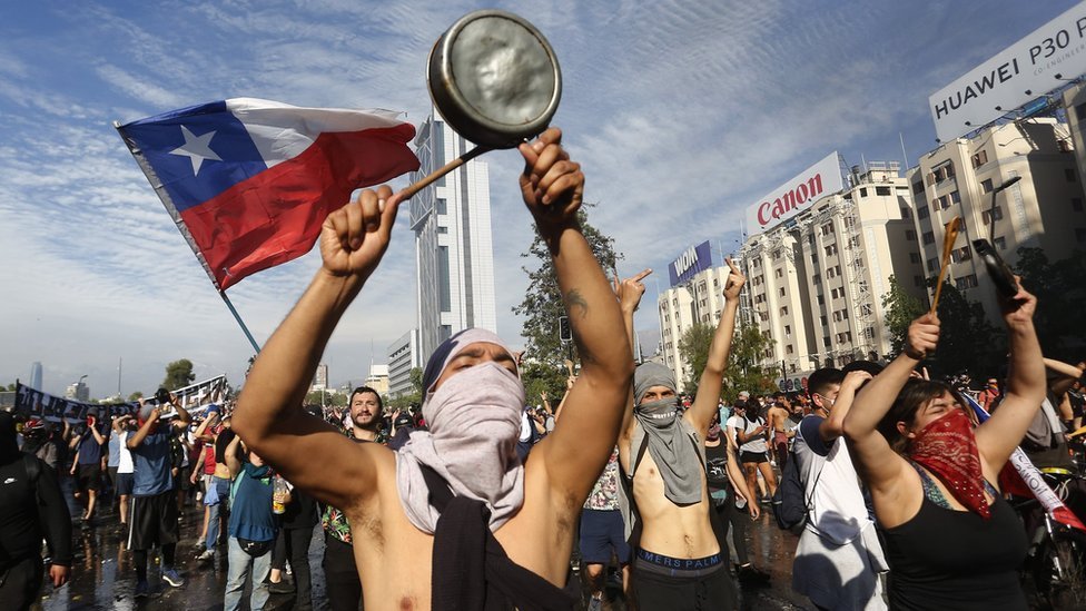 Protestas en Chile: Piñera pide perdón &quot;por la falta de visión&quot; y anuncia una amplia agenda social de reformas - BBC News Mundo