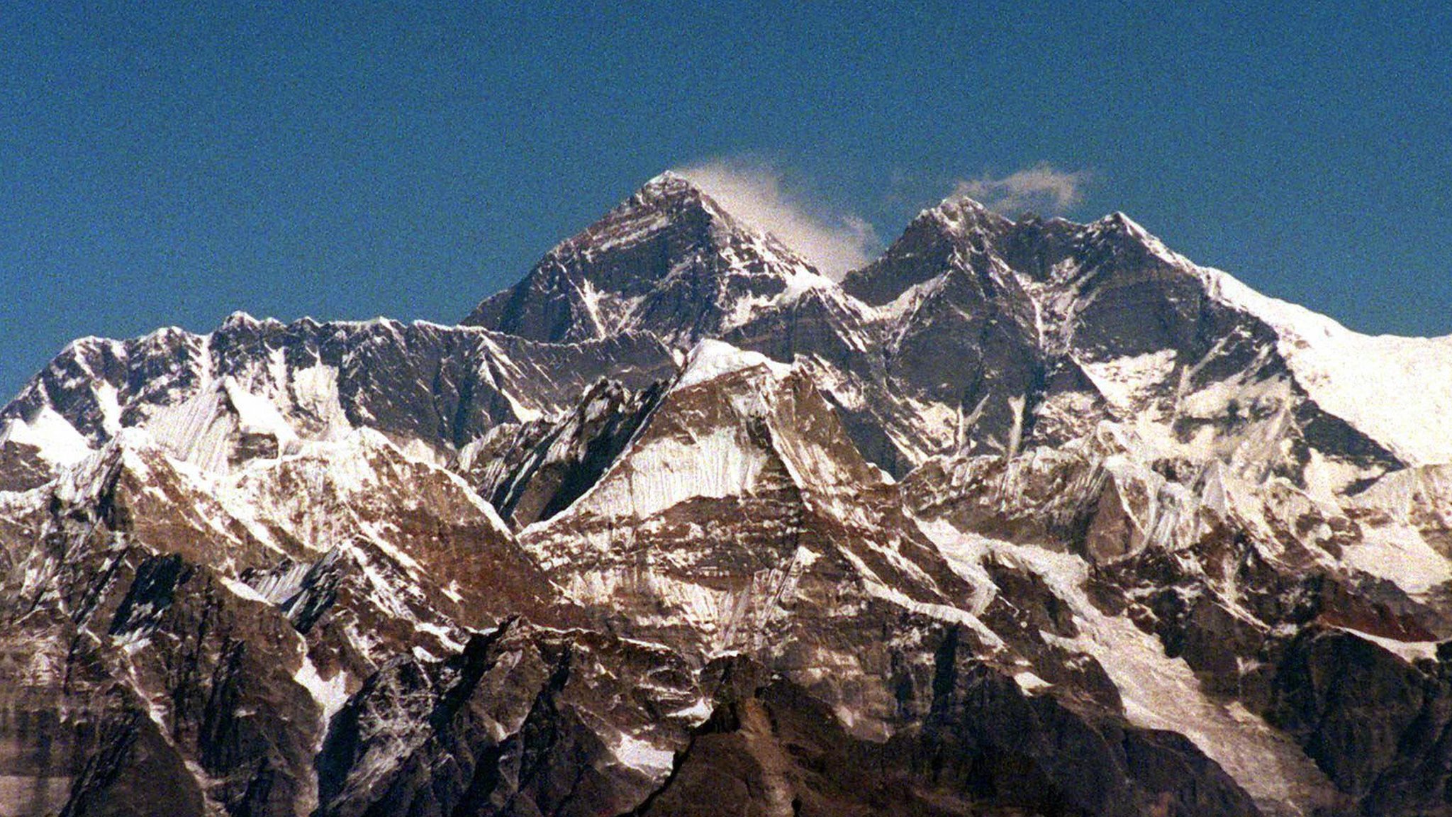 China to shame tourists leaving graffiti on Mt Everest - BBC News