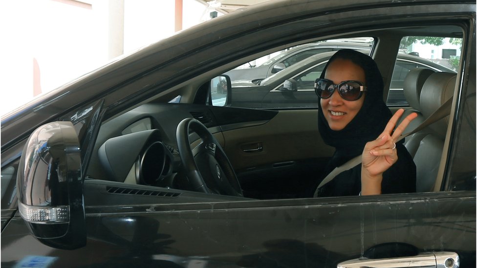 إمرأة سعودية تقود سيارة