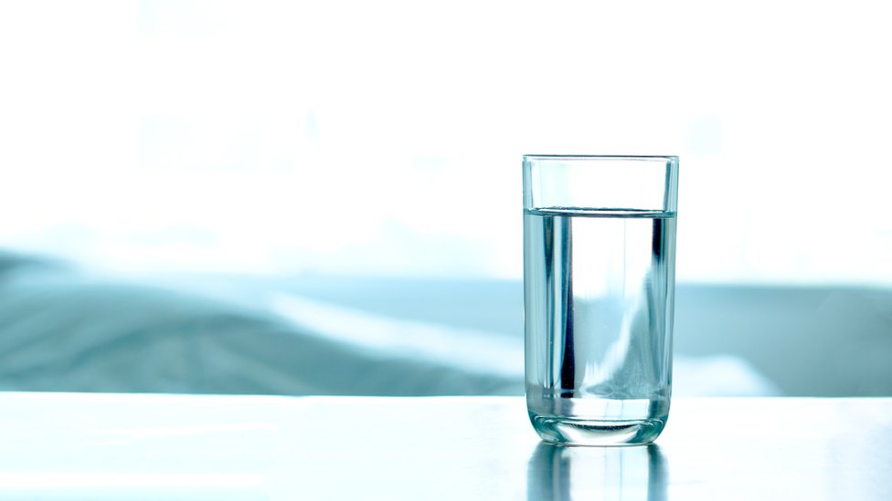 Estos son los vasos de agua que debes beber al día según tu edad