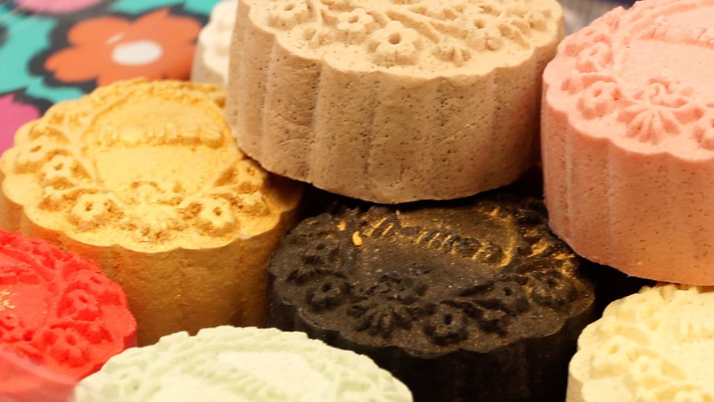 Mid-Autumn mooncakes: Tasty treats and fancy packaging