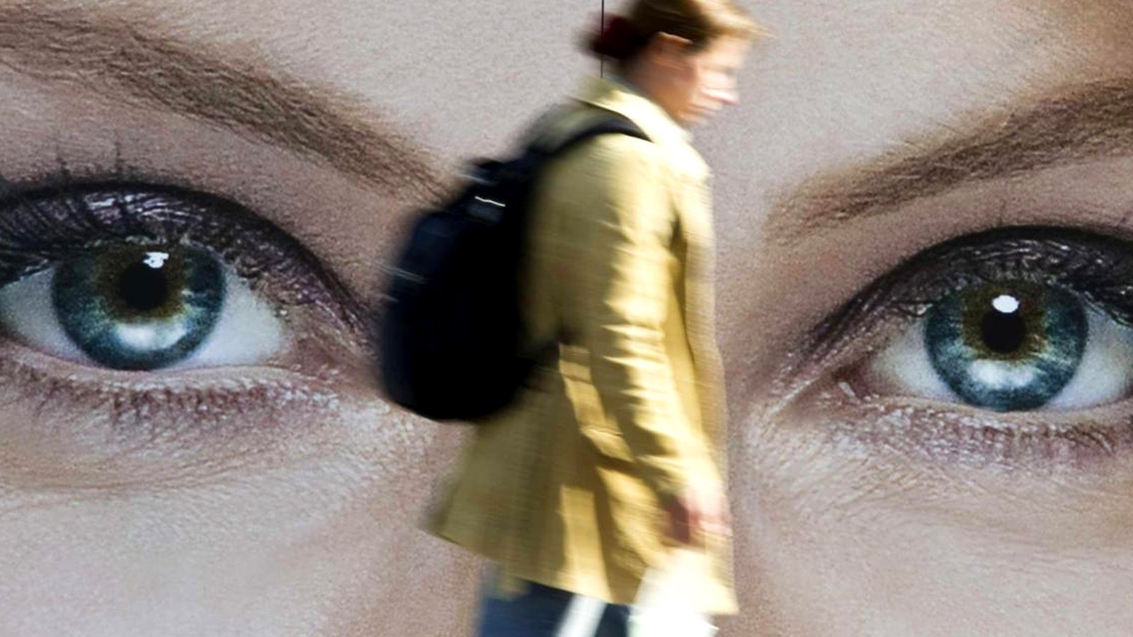 Почему Женщины Закрывают Один Глаз На Фото