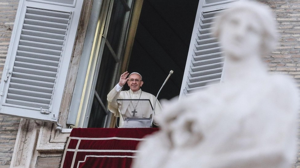 البابا فرانسيس يطل من شرفة مكتبه في الفاتيكان