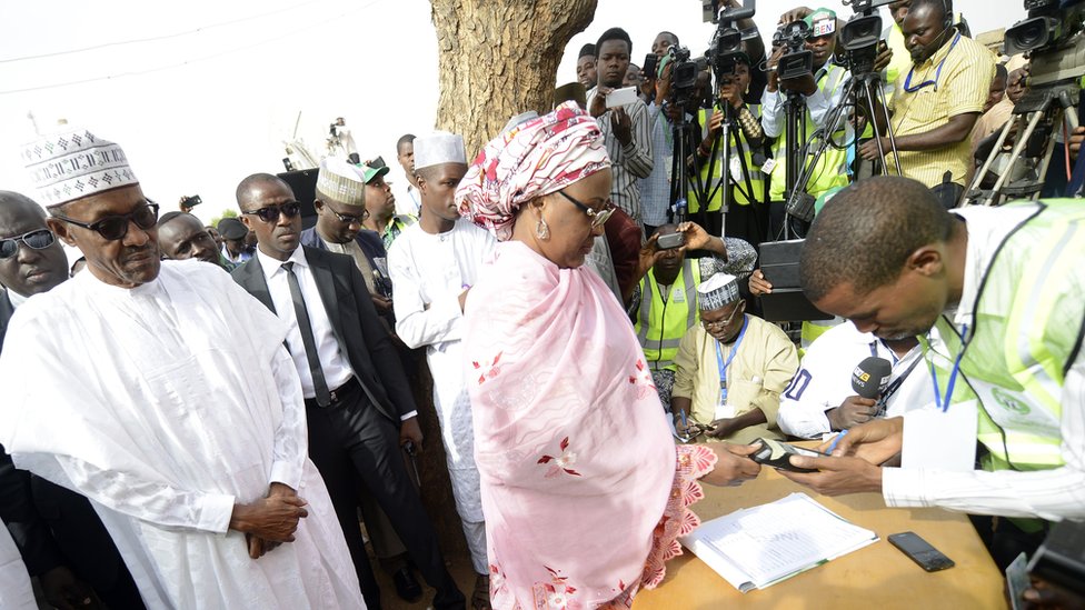 Aisha Buhari se registra para votar.