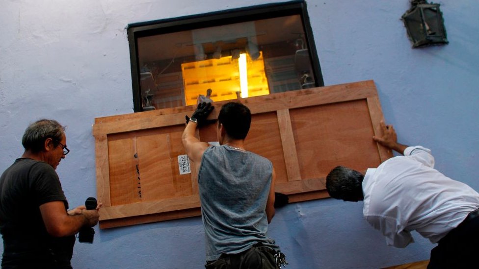 Muchos residentes de San Juan tapiaron las puertas y ventanas para reducir el impacto de los vientos.