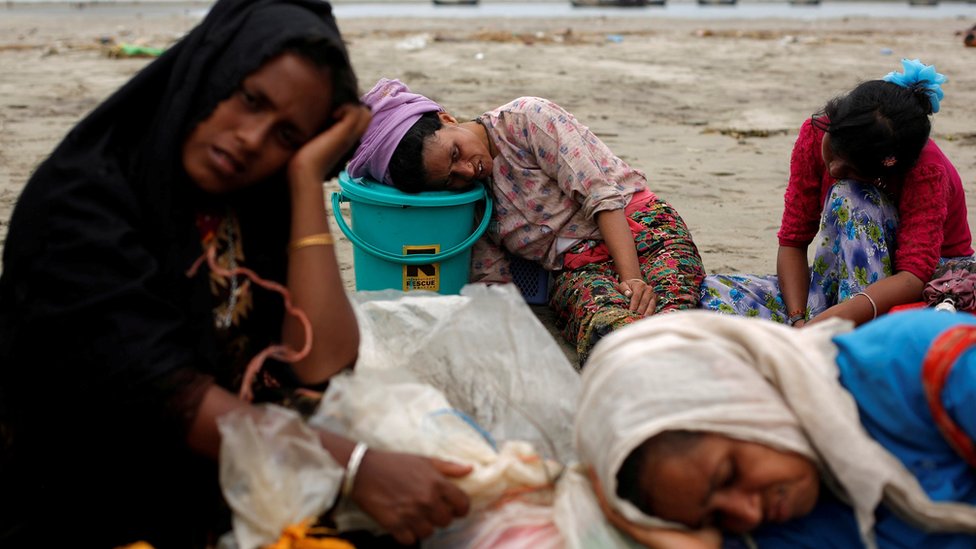 أكثر من 300 ألف لاجئ من مسلمي الروهينجا فروا إلى بنغلاديش