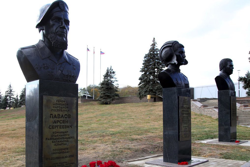 Мені ағамның иығына қадады