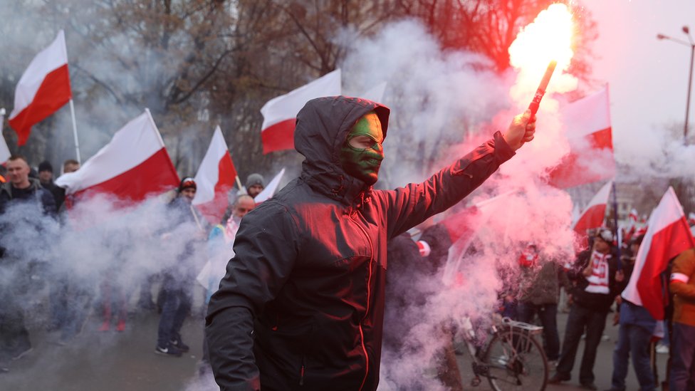 ポーランド独立100年で大行進 極右団体も参加 - BBCニュース