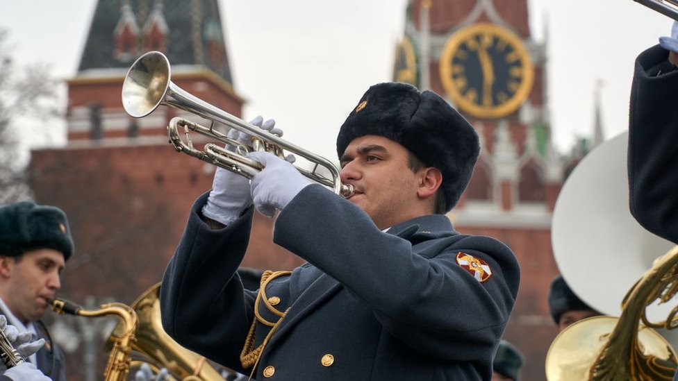 Russia sends musicians to frontline to boost morale