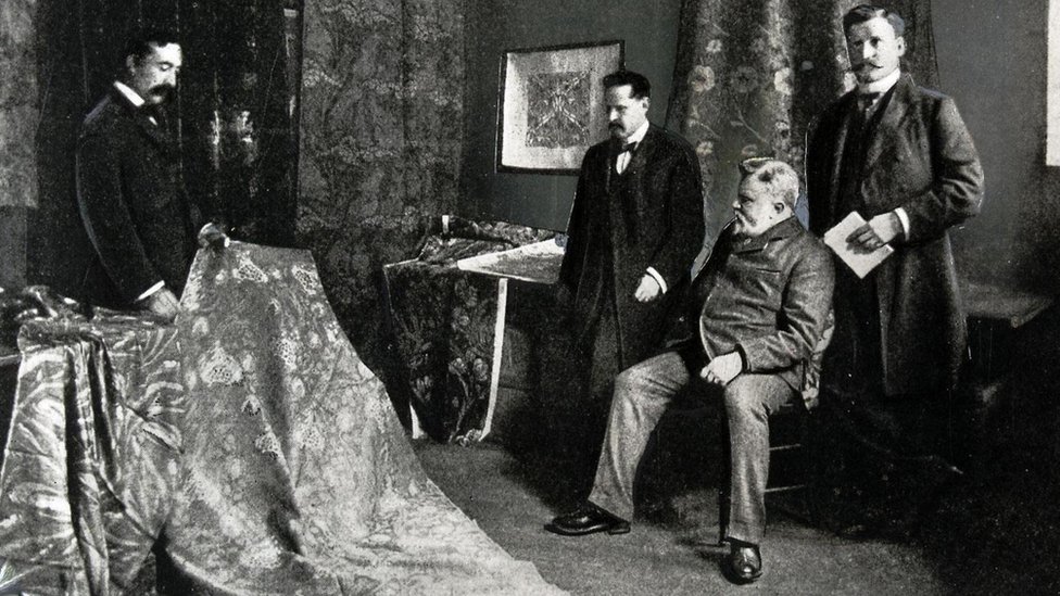En la época victoriana, un chal con el diseño podía costar lo mismo que una pequeña casa. (Crédito de la foto: tomada del libro Liberty of London Treasures: Colour, Design) hombres con un chal de cachemira