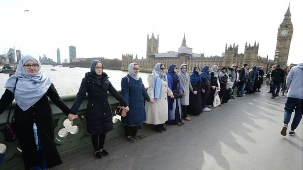 مجموعة من السيدات يظهرن دعمهن لضحايا الهجوم على جسر وستمنستر