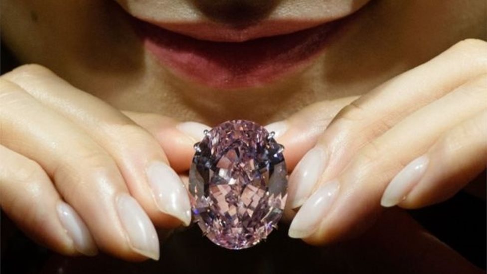 這顆粉紅鑽石在過去拍賣中曾經有人出過更高價格，但現在拍賣創下了世界紀錄。（BBC中文網）