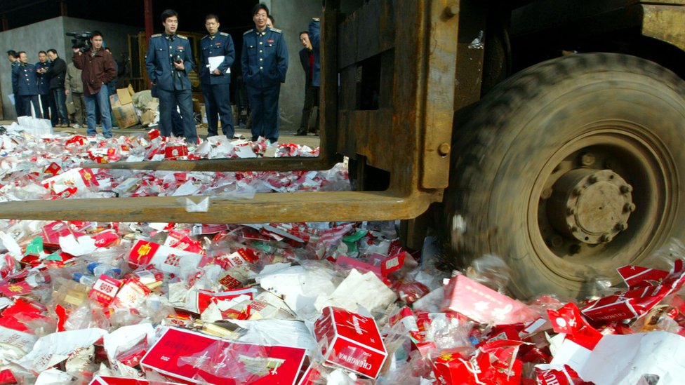 Camión destruyendo cigarrillos