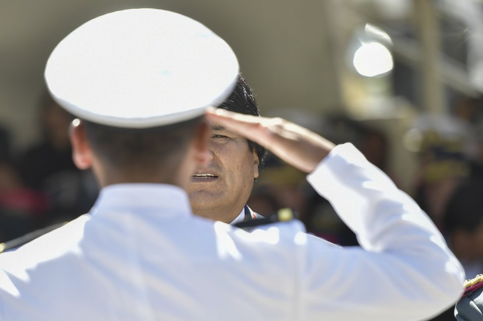 Soldado saluda a Evo Morales