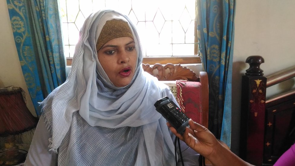 Yalangoch va kiyingan ayollar